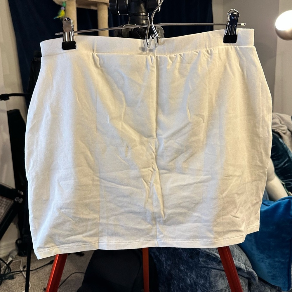 ASOS DESIGN Petite Split Front Tennis Skort in White - Picture 2 of 5